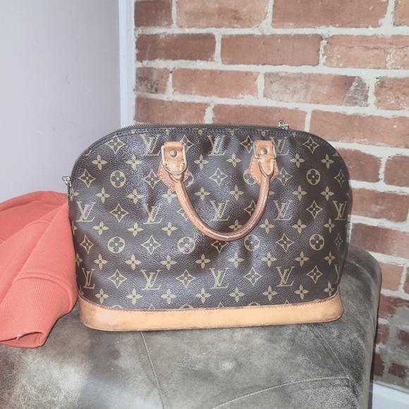 Louis Vuitton Alma Mongram bag - Picture 1 of 4